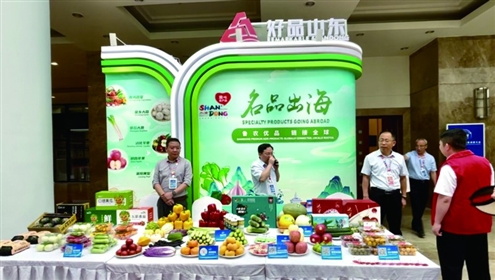 “好品山东优特农品”展区吸引不少嘉宾驻足品鉴
